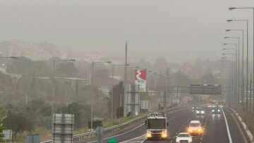 Καιρός: Με σκόνη ξύπνησε και σήμερα η Αττική  - Πότε υποχωρεί το πορτοκαλί πέπλο, πού θα βρέξει