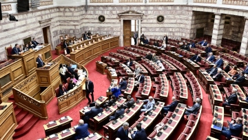 Βουλή: Έκτακτη συνεδρίαση της Επιτροπής Θεσμών και Διαφάνειας μετά το αίτημα της αντιπολίτευσης για τις παρακολουθήσεις