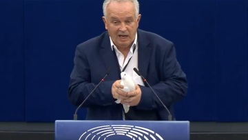 Ευρωβουλευτής από τη Σλοβακία έβγαλε περιστέρι από την τσέπη του και το άφησε να πετάξει στο ευρωκοινοβούλιο