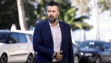 Γιάννης Καλλιάνος: Όλα θα πάρουν τον δρόμο της Δικαιοσύνης, λέει την ημέρα της κηδείας του πατέρα του