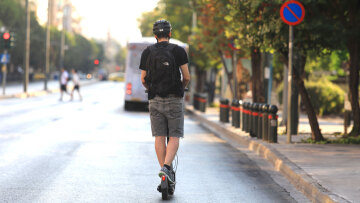 Ο πόλεμος για τα πατίνια ξανάρχισε με σφήνες 120 χλμ./ώρα, κυκλοφοριακή αναρχία, ατυχήματα και κλοπές