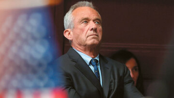 Εκλογές ΗΠΑ: Ο «ψεκ» Κένεντι μπαίνει σφήνα για πρόεδρος ανάμεσα σε Μπάιντεν και Τραμπ