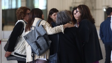 Δίκη για το Μάτι: Ξέσπασαν οι συγγενείς των θυμάτων και πέταξαν καρέκλες στις ανακοινώσεις των ποινών - Δείτε βίντεο