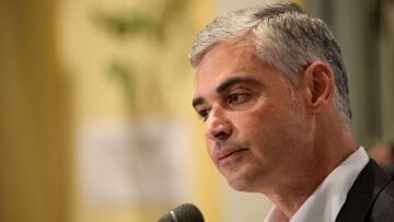 Όταν ο Άρης Σπηλιωτόπουλος έλεγε ότι η ταφή του τέως βασιλιά έπρεπε να γίνει με τιμές αρχηγού κράτους