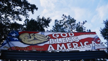 Ο Τραμπ απονέμει χάρη σε 23 πρόσωπα που διώκονταν εξαιτίας διαδηλώσεων κατά της άμβλωσης