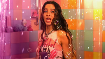 Μαρίνα Σάττι: Τραγουδάει το Ζάρι στην ντουζιέρα