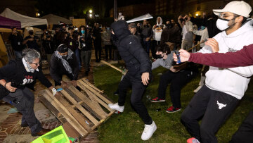 ΗΠΑ: Νύχτα επεισοδίων και στο πανεπιστήμιο της Καλιφόρνια - Αστυνομική έφοδος στο Κολούμπια για να διαλυθεί κατάληψη