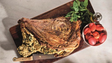 Λαμπριάτης της Άνδρου: το παραδοσιακό κατσικάκι με τα πολλά αυγά