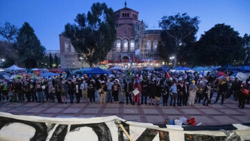 «Καζάνι που βράζει» τα πανεπιστήμια στις ΗΠΑ και ο Τραμπ θεωρεί «ωραίο να βλέπεις» την Αστυνομία να κάνει έφοδο στο Κολούμπια