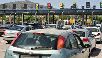 Έξοδος Πάσχα: Αδειάζει η Αθήνα - Ουρές χιλιομέτρων στην Αθηνών - Κορίνθου, 30λεπτες καθυστερήσεις στην  Αττική Οδό