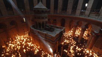 Ιεροσόλυμα: Η τελετή αφής του Αγίου Φωτός στo Ναό της Αναστάσεως - Δείτε βίντεο