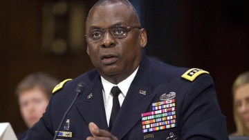 ΗΠΑ: Εντολή Όστιν να παραμείνουν οι δυνάμεις κρούσης δύο αεροπλανοφόρων στη Μέση Ανατολή