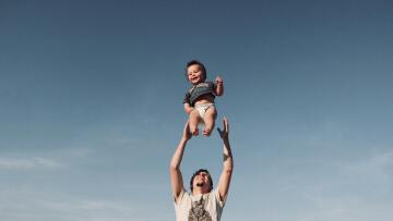 Πολύτεκνη μητέρα προβληματίζεται επειδή ο σύζυγός της ασχολείται αποκλειστικά και μόνο με τον γιο τους 