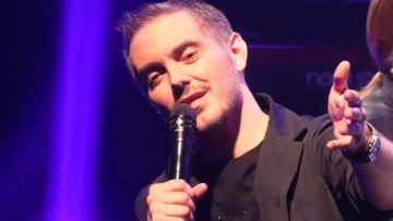 Μιχάλης Χατζηγιάννης: Τραγουδάει Γιώργο Νταλάρα και εύχεται «καλή Ανάσταση»