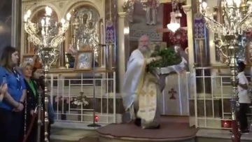 Πρώτη Ανάσταση σε Χίο και Νάξο - Έκλεψε την παράσταση ο viral ιερέας Χριστοφόρος Γουρλής - Δείτε βίντεο