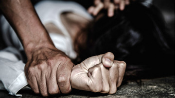 Γαστούνη: Κατήγγειλε τον σύντροφό της ότι τη βίασε και την κρατούσε κλειδωμένη στο σπίτι τους