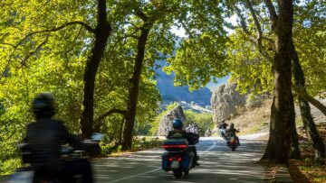 Εκδρομή με μηχανή: 4 διαδρομές κοντά στην Αθήνα 