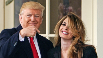 Δίκη Τραμπ: Η πρώην εκπρόσωπος Τύπου έκλαψε, αλλά τον «κάρφωσε» για το σκάνδαλο με την πορνοστάρ Στόρμι Ντάνιελς