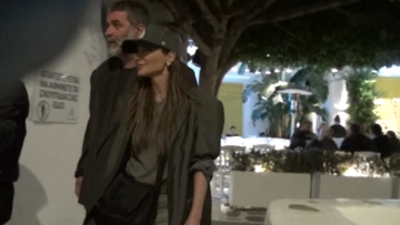 Δέσποινα Βανδή και Βασίλης Μπισμπίκης: Χέρι - χέρι στη Μύκονο το ζευγάρι - Δείτε το βίντεο