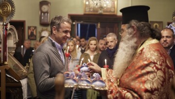 Ανάσταση στην Τήνο έκανε ο Κυριάκος Μητσοτάκης - Δείτε φωτογραφίες