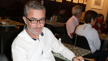 Θανάσης Κουρλαμπάς: Δεν πήραμε κινητό στην κόρη μας μέχρι το Γυμνάσιο για να μην μπει από νωρίς στον κόσμο του ίντερνετ και τελικά την πληγώσαμε