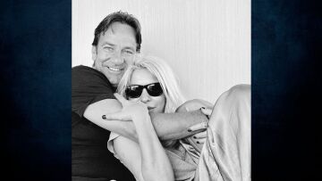 Ελένη Μενεγάκη: Ποζάρει στην αγκαλιά του Ματέο Παντζόπουλου - Αγάπη, γράφει