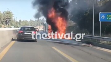 Φωτιά σε λεωφορείο του ΟΑΣΘ στον Περιφερειακό της Θεσσαλονίκης - Δείτε βίντεο