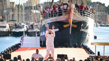 Η Ολυμπιακή φλόγα ξεκινάει το ταξίδι σε όλη τη Γαλλία μετά το εορταστικό καλωσόρισμα στο λιμάνι της Μασσαλίας - Δείτε βίντεο