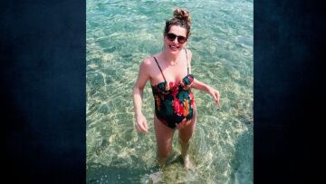 Βασιλική Τρουφάκου: Πόζαρε με χρωματιστό, ολόσωμο μαγιό λίγο πριν υποδεχτεί το πρώτο της παιδί