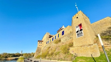 Εσθονία: Κρέμασαν μεγάλη αφίσα με φωτογραφία του Πούτιν - Εγκληματίας πολέμου, γράφει η λεζάντα