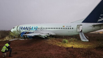 Boeing: Τι συμβαίνει με τον κολοσσό αεροσκαφών – Κίνδυνος για τους επιβάτες οι ελαττωματικές πόρτες και τα καθίσματα