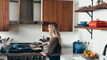 Γυναίκα σταμάτησε να μαγειρεύει για τον άντρα της όταν εκείνος αρνήθηκε να πλύνει τα πιάτα