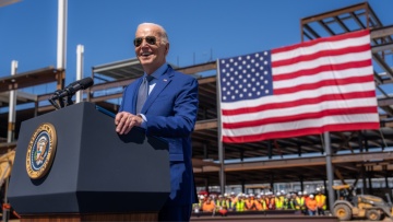 Ο Μπάιντεν «τρολάρει» τον Τραμπ: Μακάρι να είχε κάνει ένεση με χλωρίνη