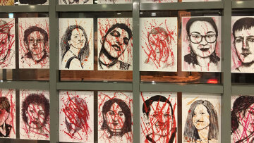 «Να μάθουμε τον σεβασμό»: Οι μάνες τριών δολοφονημένων κοριτσιών έδωσαν ένα ηχηρό μήνυμα ενάντια της βίας κατά των γυναικών