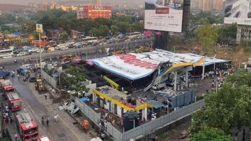 Τραγωδία στην Ινδία: Βίντεο από τη στιγμή που τεράστια πινακίδα καταρρέει και καταπλακώνει δεκάδες ανθρώπους