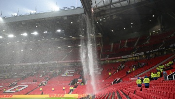 Γέμισε νερά το «Ολντ Τράφορντ» μετά από νέα διαρροή - «Πέφτει, πέφτει» τραγουδούσαν οι οπαδοί της Άρσεναλ - Δείτε βίντεο