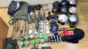 Νομική Αθηνών: Αντιασφυξιογόνες μάσκες, κόφτη και στυλιάρια βρήκαν οι αστυνομικοί στην κατάληψη του κυλικείου