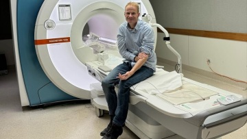 Γιατρός με γλοιοβλάστωμα που υπέβαλε τον εαυτό του σε πειραματική θεραπεία δηλώνει «καθαρός» – Του έδιναν έναν χρόνο ζωής