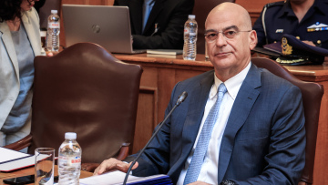 Ο Δένδιας διαψεύδει την αποστολή 250 κοντέινερ με οπλισμό στην Ουκρανία