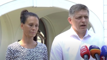 Σλοβακία: Βράχος στο πλευρό του Φίτσο η σύζυγός του, τον περιμένει να αναρρώσει - Καταγγελίες για κενά ασφαλείας