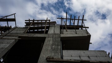 ΣτΕ: Δικαιώνει τον δήμο Βάρης Βούλας Βουλιαγμένης για την αναστολή έκδοσης αδειών με το «μπόνους» στο ύψος των κτιρίων