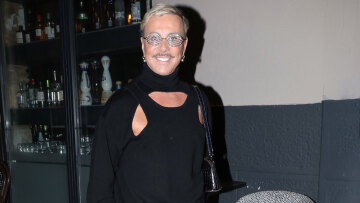 Λάκης Γαβαλάς: Συνεχίστηκε στο αεροπλάνο το επεισόδιο με τους μοναχούς - Με έβρισαν, λέει, του τράβηξα το μούσι