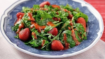 12 απόλυτα ανοιξιάτικες σαλάτες με φράουλες