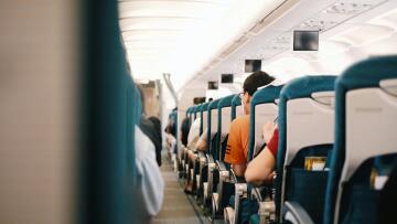 Το αποτελεσματικό κόλπο που χρησιμοποιεί μια γυναίκα για να κοιμηθεί στο αεροπλάνο, όταν οι γύρω της κάνουν φασαρία 