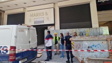 Θεσσαλονίκη: Δύο γυναίκες περπατούσαν στο δρόμο και τους έπεσαν καδρόνια στο κεφάλι - Φωτογραφίες