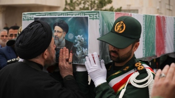 Εμπραχίμ Ραϊσί: Στην Τεχεράνη αύριο η σορός του, στη Μασχάντ την Πέμπτη - Μαυροντυμένοι, με πορτρέτα του στη σημερινή τελετή