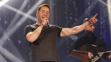 Ο Μαζωνάκης μιλά για δόλιο εγκλεισμό του στο ψυχιατρικό ίδρυμα και η οικογένεια απαντά ότι προστατεύει την υγεία και την ασφάλειά του 