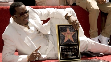 ﻿﻿Diddy: Δεν αφαιρείται το αστέρι του από τη Λεωφόρο της Δόξας παρά το βίντεο που χτυπάει την Cassie