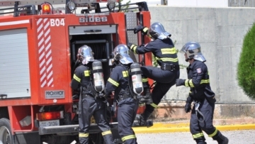 Οριοθετήθηκε η φωτιά στο Άλσος Βεΐκου - Δείτε βίντεο