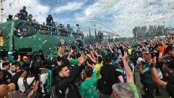 Παναθηναϊκός: Χιλιάδες οπαδοί τον αποθέωσαν για την 7η Euroleague - Δείτε βίντεο και φωτογραφίες